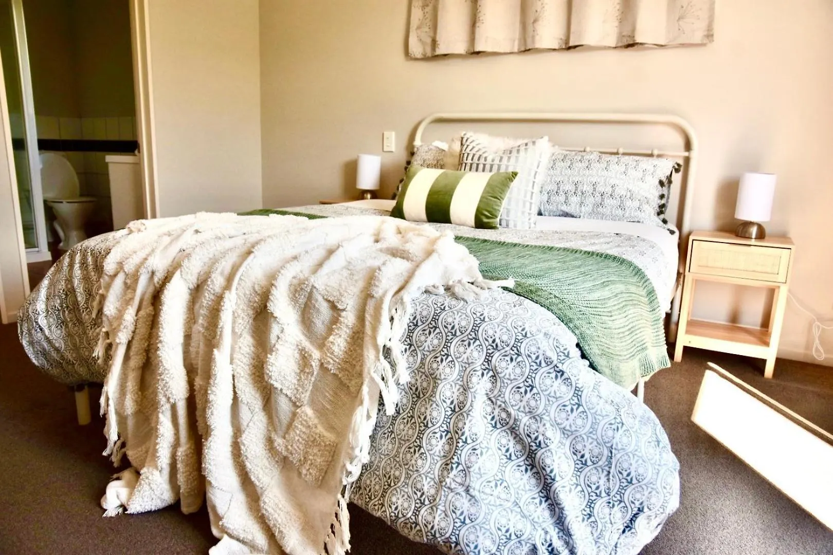 Sunny Garden Retreat - 3-Br Home Near Mall, City & Airport Christchurch 0*,  Nieuw-Zeeland