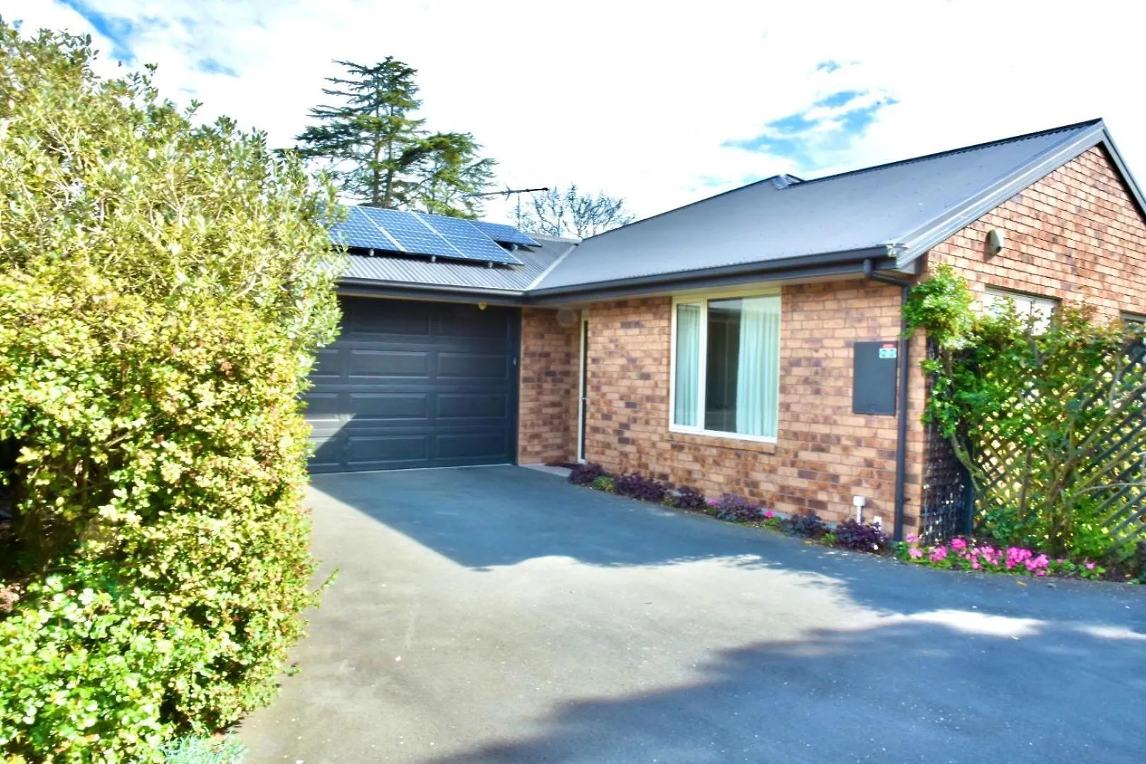 Sunny Garden Retreat - 3-Br Home Near Mall, City & Airport location