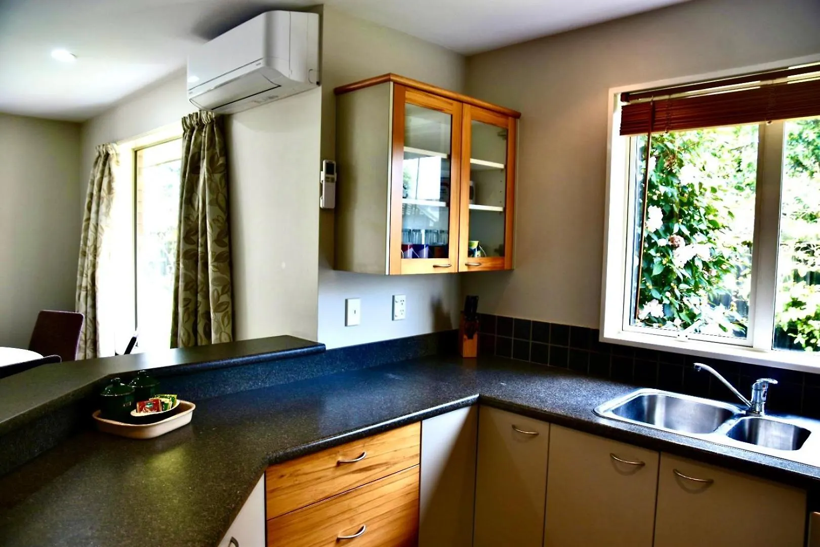 Sunny Garden Retreat - 3-Br Home Near Mall, City & Airport Christchurch 0*,